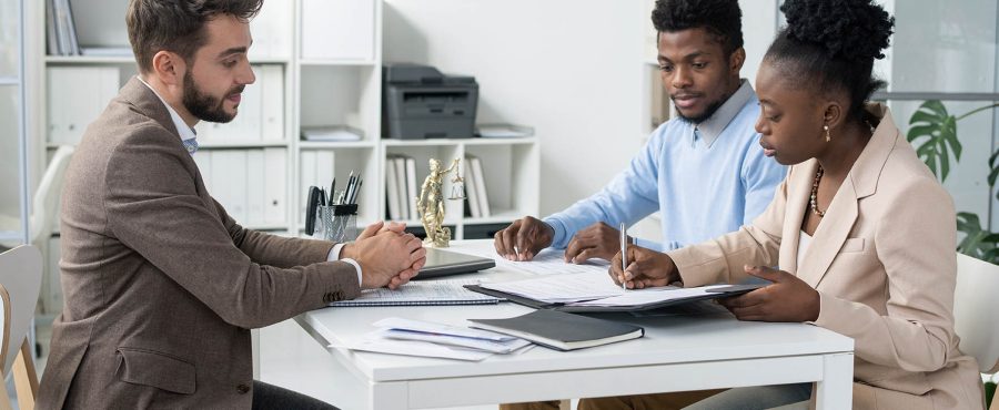 Couple signant un contrat avec un avocat