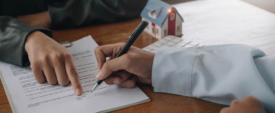 Les sociétés immobilières qui achètent des maisons et des terrains livrent des clés et des maisons aux clients qui ont accepté de conclure un contrat d'achat de maison et un contrat de prêt. Discussion avec un agent immobilier