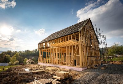 Construction d'une maison résidentielle en bois à l'extérieur