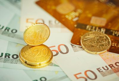 Gros plan sur les billets de banque et les pièces de monnaie