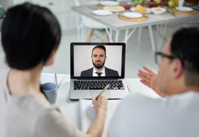 Apprendre de grandes choses. Couple latin prenant des notes tout en réalisant une vidéo